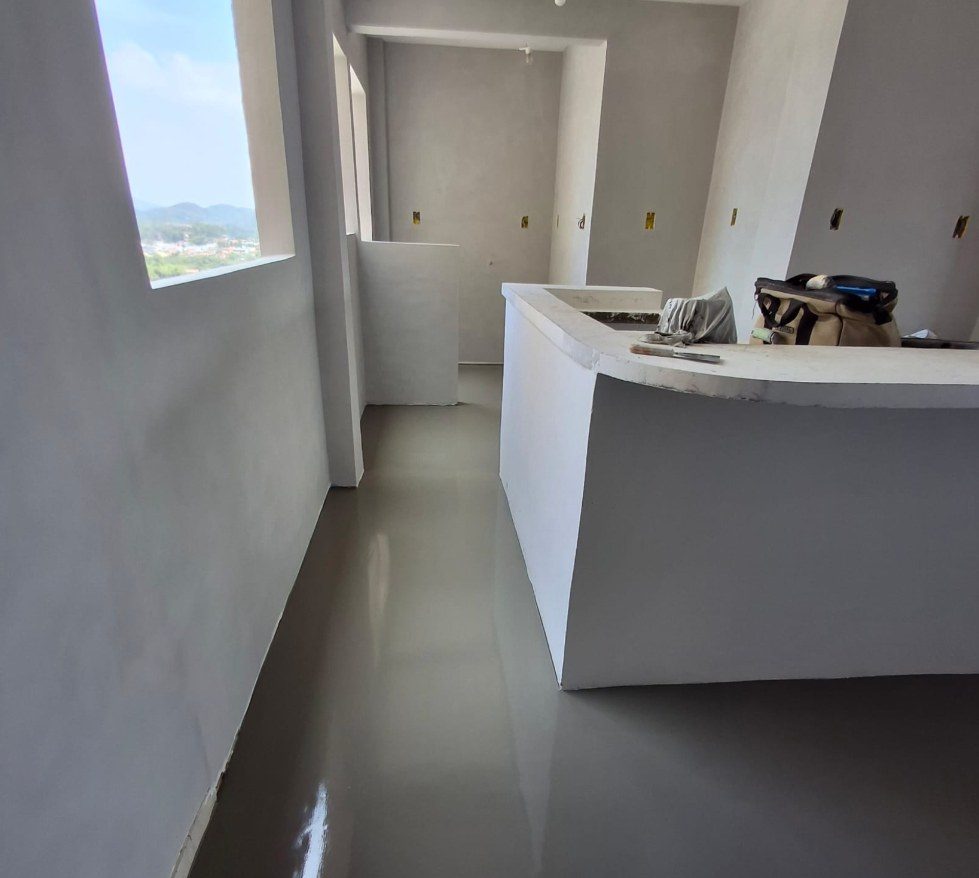 Piso nivelado em acabamento espelhado, pronto para o revestimento