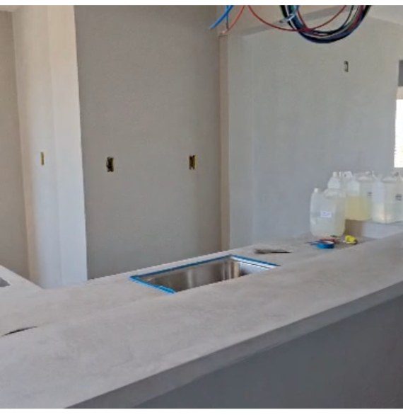 Detalhe da bancada em cimento queimado, acabamento liso