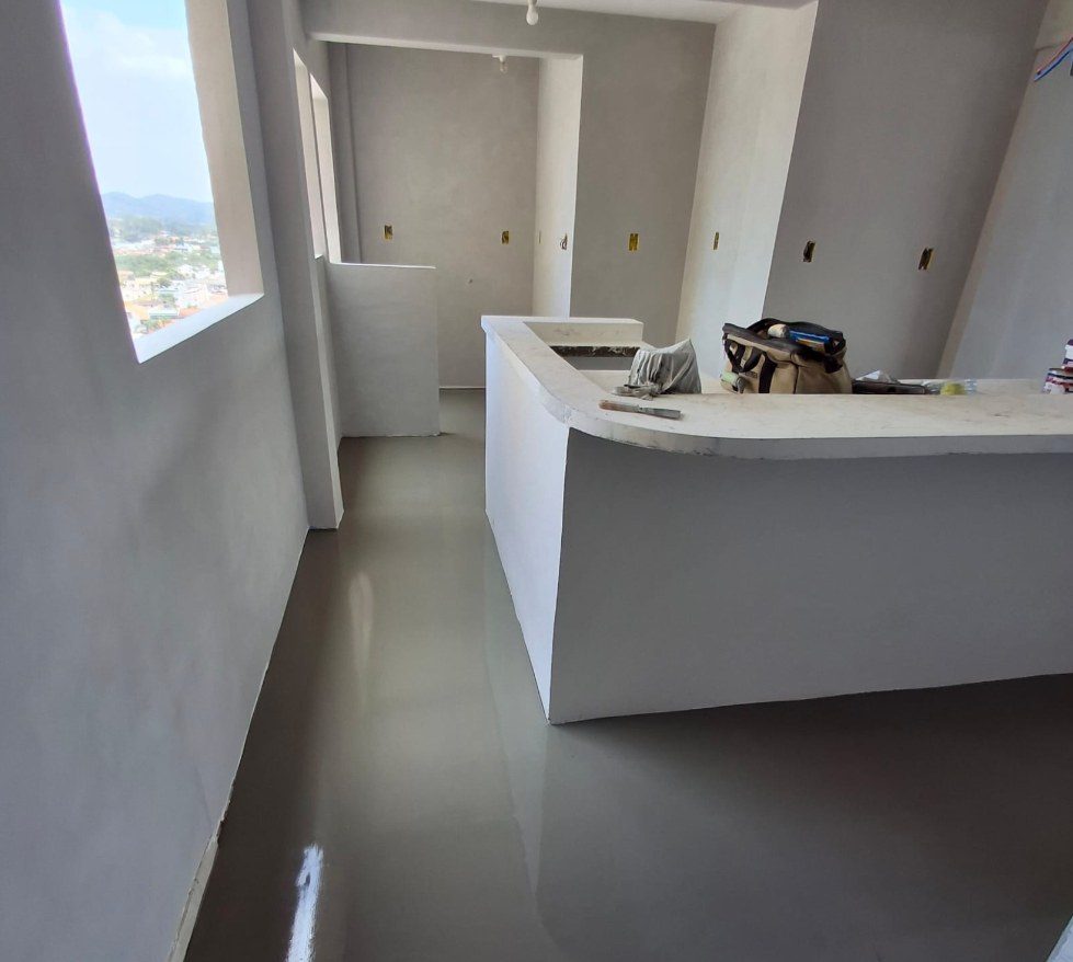 Auto nivelamento em corredor com janela e vista para a cidade